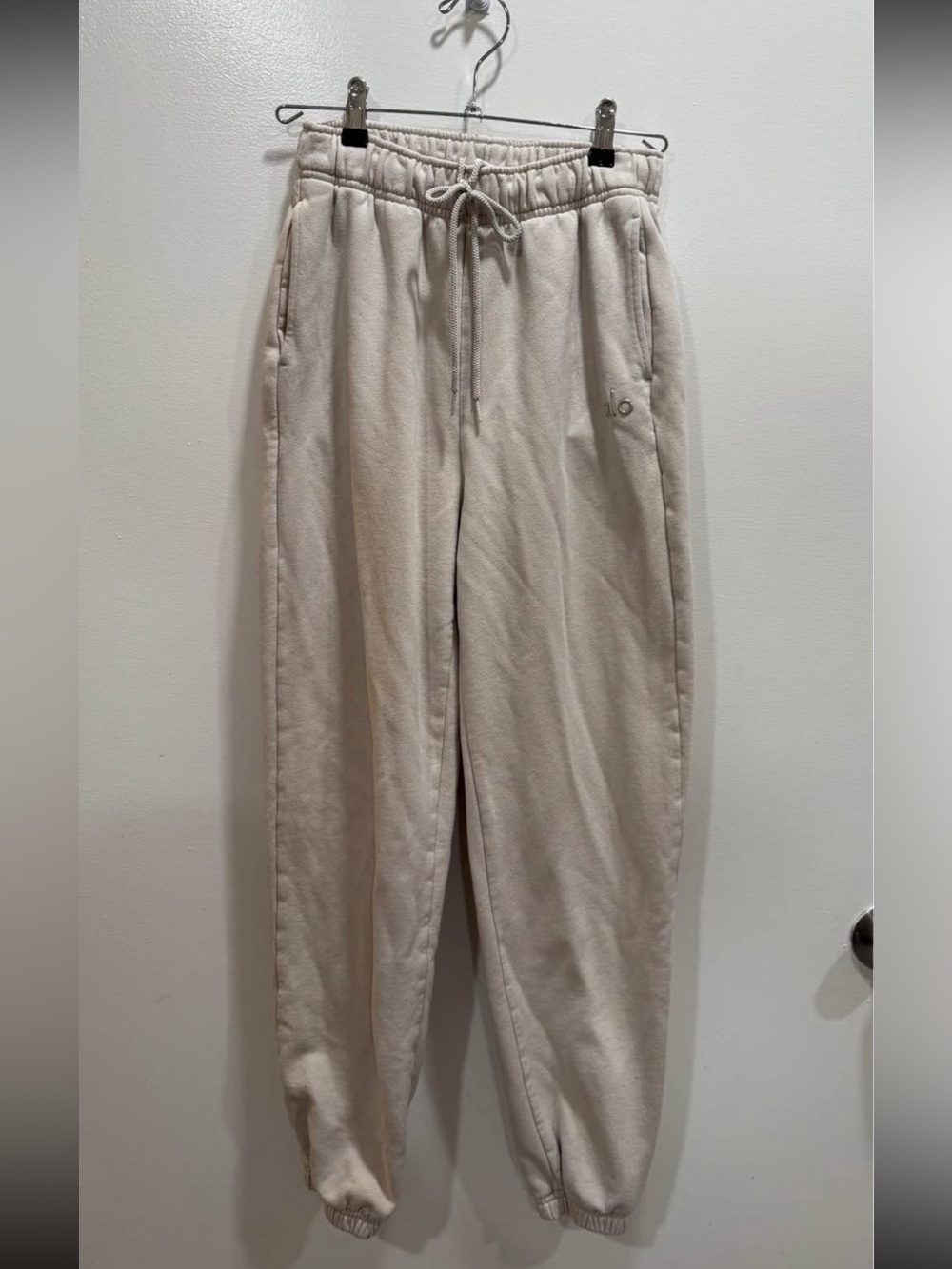 ALO Yoga Ivory Joggers / Sweatpants – Size XS (Authentic)
